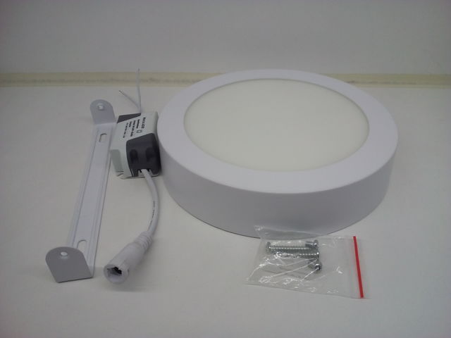 Lampara circular de 17.3 cm X 3.5 cm., 12 w de consumo, apreciación luminosa de 12 w. costo $150.00 mxn