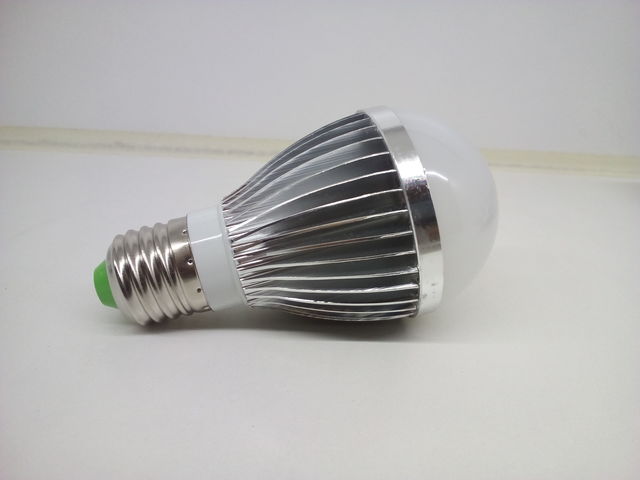 Foco LED en presentaci+on de 3 w, 5 w, 7 w de consumo, su apleciación luminosa es de 30, 50 y 70 w respectivamente.